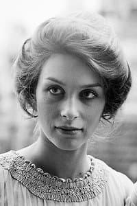 Stacey Tendeter in Les Deux Anglaises et le Continent