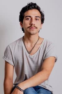 Aarón Mendoza in Distintas