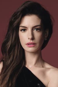 Anne Hathaway in On the Set: The Princess Diaries 2 – Royal Engagement