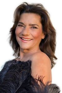 Marina Mota in O Cobrador de Fraque