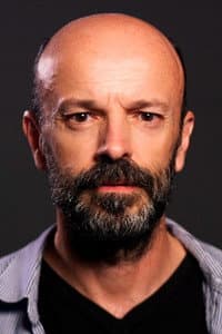 Manu Hernández in Corre, Adela