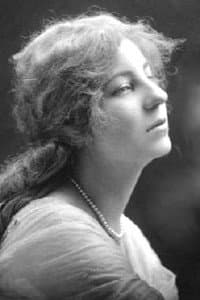 Louise Vale in The Americano