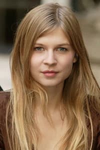 Clémence Poésy in Je ne suis pas un héros