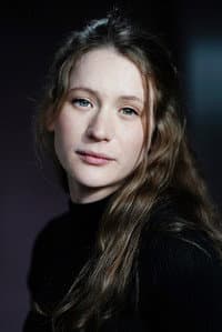 Claire Duburcq in Nous les barbares
