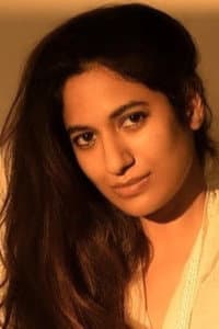Anuschka Sawhney in Adhe Adhure