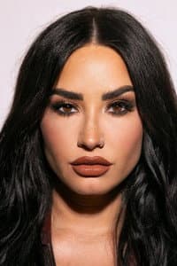 Demi Lovato in Tow