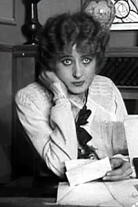 Suzanne Delvé in Têtes de femmes, femmes de tête