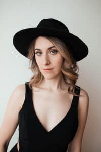 Alayna Patten in Band on the Run