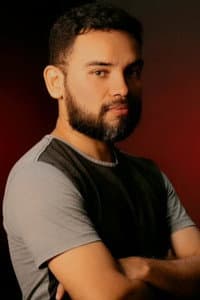 Elcio Lima in Luiz Miguel contra o Monstro do Pântano: Em busca do banheiro no fim do corredor