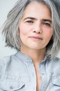 Rosa Zacharie in Flügel aus Beton