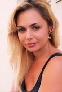 Sarah Jague in Du Satin Blanc
