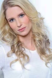 Júlia Lund in Ezequiel & Estevão