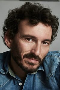 Óscar Corrales in Ciudadano Villanueva