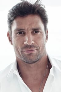 Manu Bennett in Muru