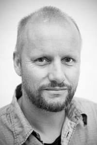 Hallvard Holmen in Kvinner i for store herreskjorter