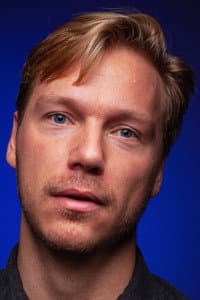 Lucas Alexander in En, to, tresomt
