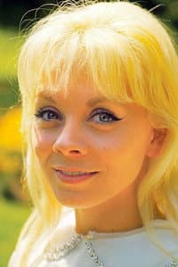 Isabelle Aubret in L'Âge d'or des chansons de notre enfance