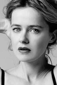 Julie Delarme in Dans l'ombre du maître