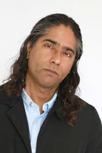 Jay Jay Jegathesan in Violett