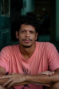 Caio Dornelas in Cathi e Os Elefantes