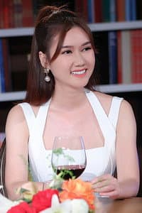 Hương Giang in Dưới bầu trời xa cách