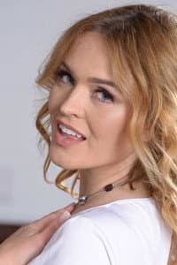 Krissy Lynn in Femalien: Starlight Saga