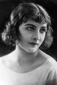 Queenie Thomas in The Alley of Golden Hearts