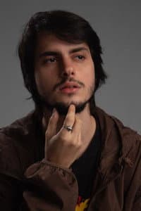 Victor Carvalho in Como Dominar o Mundo (ou Meninos Mimados)