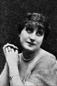 Mary Cleo Tarlarini in La vergine di Babilonia