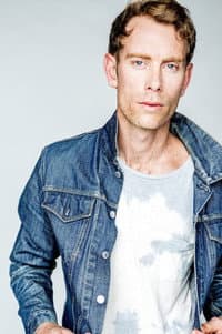 Drew Hinckley in Plastik