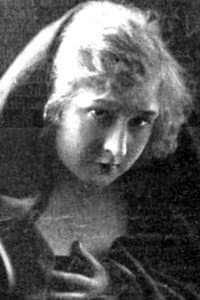 Ethyle Cooke in Sublime Beauté