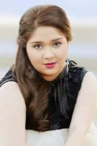 Anna Larrucea in Biyudo si Daddy, Biyuda si Mommy