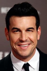 Mario Casas in El bar