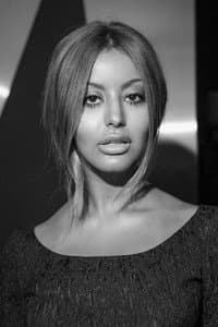 Zahia Dehar in L'air de la mer rend libre