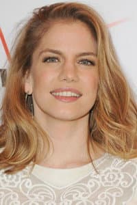 Anna Chlumsky in Hala
