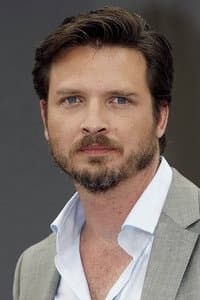 Aden Young in Hotel de Love