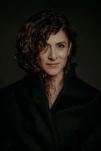 Vishka Asayesh in Chacun son cinema ou Ce petit coup au coeur quand la lumiere s'eteint et que le film commence