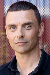 Simon Kvamm in Fortidens skygge