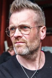 Micke Syd Andersson in Gyllene Tider: GT25 Live - En scen på en plats i en stad