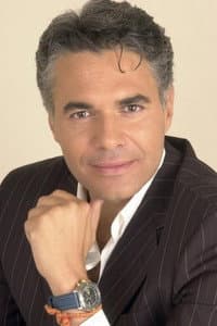 Agustín Bravo in Entre hermanos