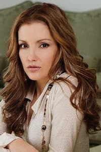 Karla Álvarez in Qué Bonito Amor
