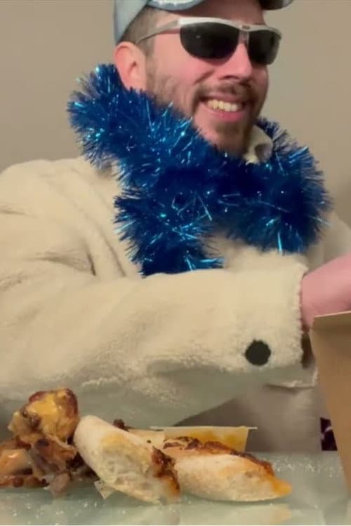 Il se saccage le bide à coups de pizzas et de chicken wings un soir de Noël. (2024) poster