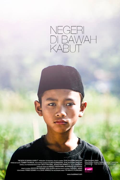 Negeri di Bawah Kabut (2011) poster