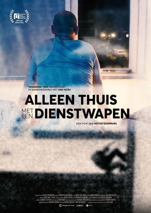 Alleen thuis met een dienstwapen (2023) poster