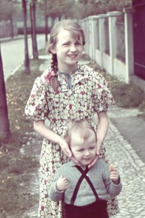 Vera är nazist, brodern hjälper flyktingar (2017) poster