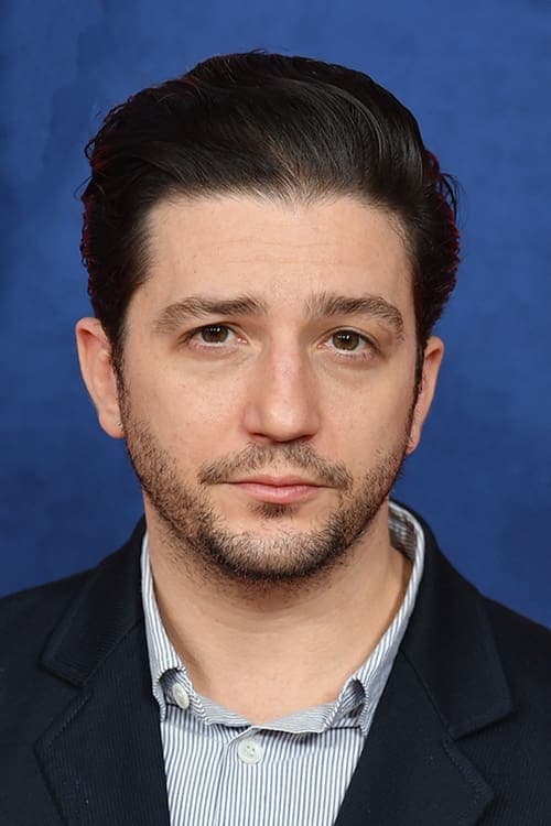 John Magaro foto