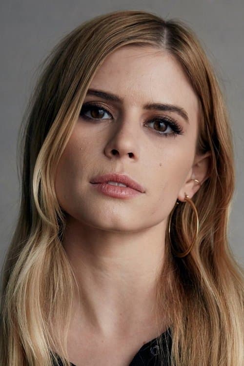 Carlson Young foto