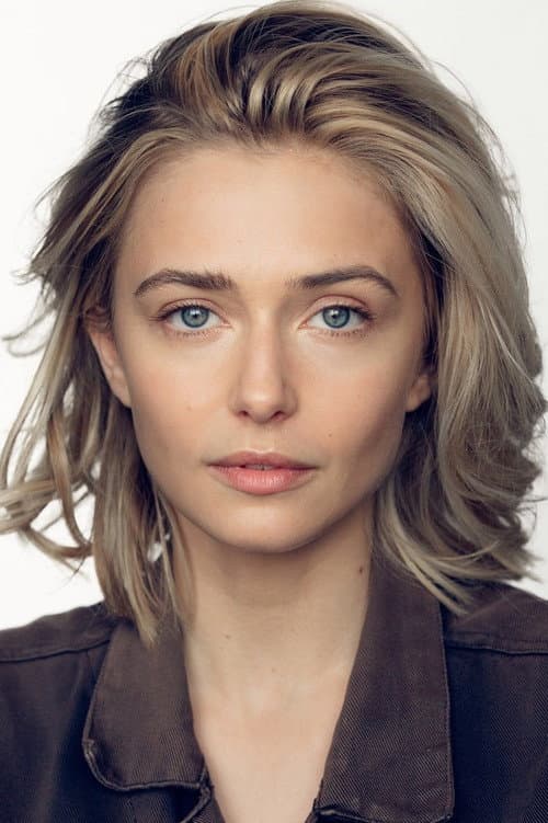 Sophie Simnett foto