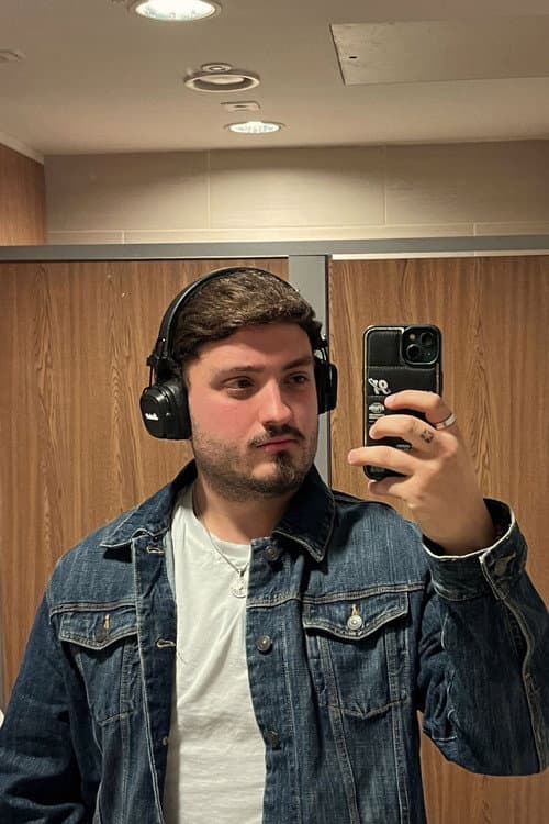 Adam Hall foto