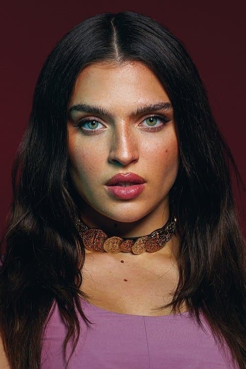 Mae Muller foto
